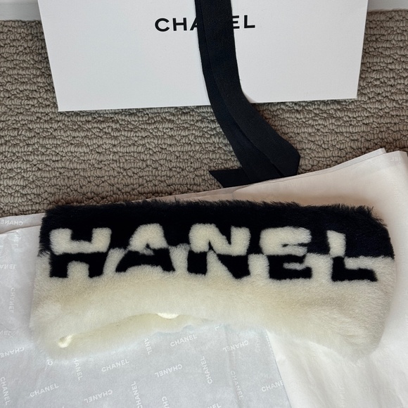 NWT Chanel Shearling Headband - Picture 1 of 14